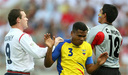 Rooney az ecuadori kapit�ny, Hurtad�val �s a kapus Mor�val